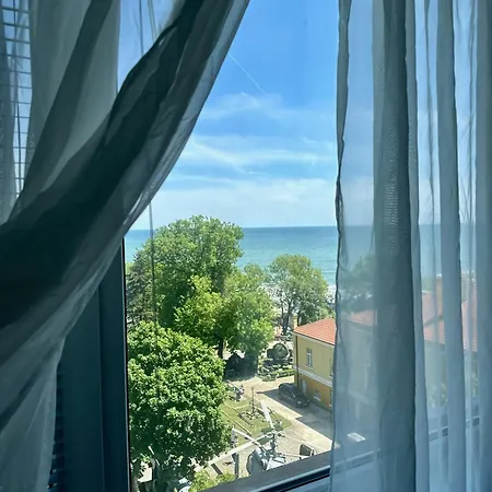 Glarus With Infinity Sea View Warna
